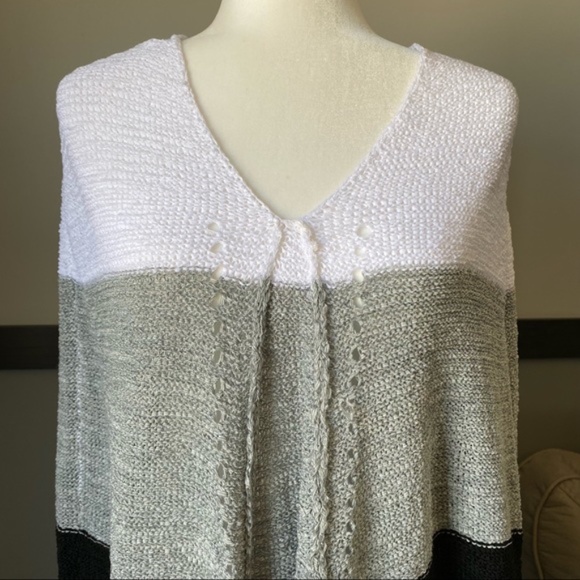 MAXSPORT knit fringed poncho size small/medium - Picture 5 of 12